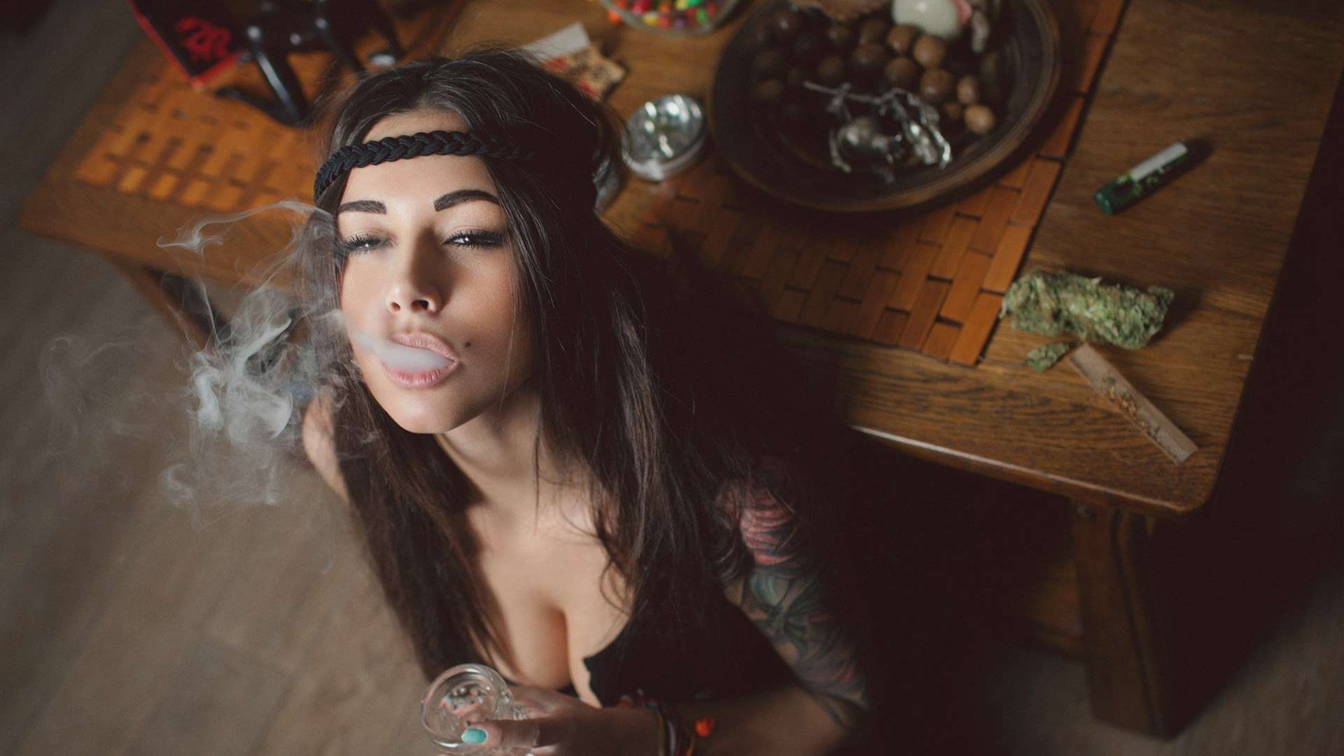 girl that smokes weed date